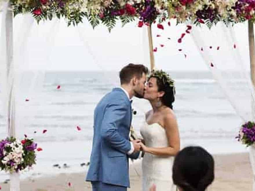 Prós e contras do casamento na praia