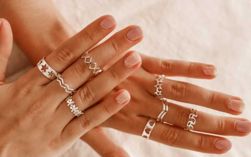 Aprenda a criar as mais belas composições com anéis femininos dourados e prata