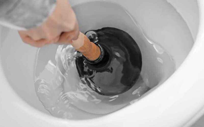 Dicas Eficientes para Desentupir seu Vaso Sanitário Rapidamente