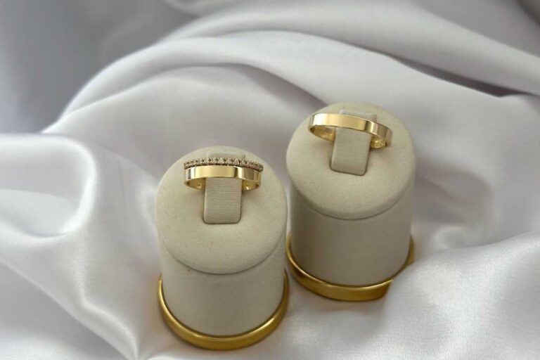 Como escolher a aliança de casamento perfeita? Um guia para casais que querem acertar no sim Como escolher a aliança de casamento perfeita? Um guia para casais que querem acertar no sim